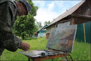 Russischer Maler im Dorf