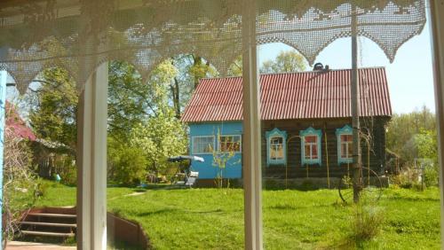 Dorfhaus mit den typischen, geschnitzten Fensterumrahmungen 